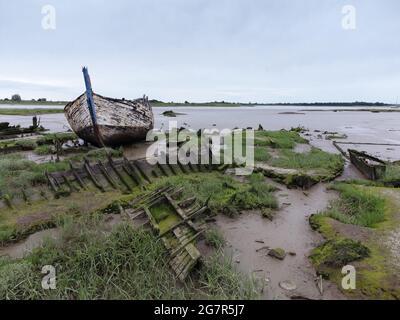 vieux bateau abandonné sur les bancs de boue de maldon dans l'essex en angleterre Banque D'Images