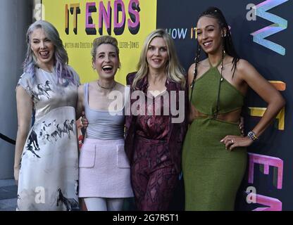 Los Angeles, États-Unis. 16 juillet 2021. De gauche à droite, Whitney Cummings, Zoe Lister-Jones, Rhea Seehorn et Tawny Newsome assistent à la première de la comédie cinéma « How IT fings » à NeueHouse à Los Angeles le jeudi 15 juillet 2021. Scénario : dans cette comédie apocalyptique, Liza (Zoe Lister-Jones) s'engage dans un voyage hilarant à travers LA dans l'espoir de la faire à sa dernière fête avant la fin de tout, se lançant dans un casting éclectique de personnages en chemin. Photo de Jim Ruymen/UPI crédit: UPI/Alay Live News Banque D'Images