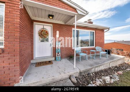 Extérieur d'une maison surélevée avec des briques et des expositions décoratives Banque D'Images