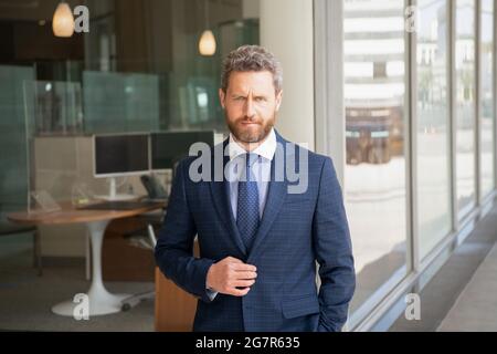 homme d'affaires mûr et non rasé en costume d'entreprise à l'extérieur du bureau, entreprise agile Banque D'Images