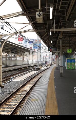 UENO TOKYO, JAPON - MAI 2018 : plate-forme vide à la gare d'Ueno en dehors des heures de pointe. Banque D'Images