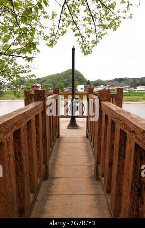 Moyen de gérer le sluice d'irrigation ( watergate ) avec la roue d'arrêt rouillée dans la campagne, Japon Banque D'Images