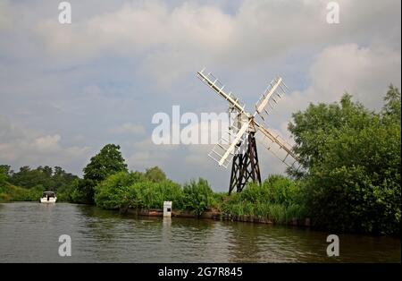 Une vue le long de la rivière Ant par le moulin de drainage de Boardman sur les Norfolk Broads à How Hill, Ludham, Norfolk, Angleterre, Royaume-Uni. Banque D'Images