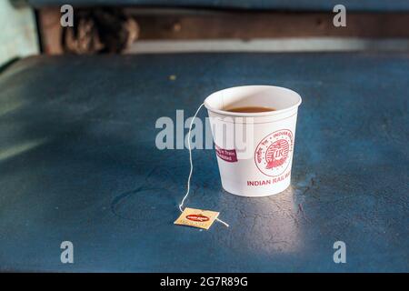 Gros plan d'une tasse de thé indien avec sac de thé servi dans une boîte en papier sur le train Indian Railways, Kerala, Inde Banque D'Images