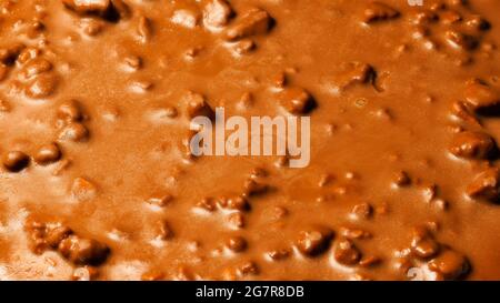 Gâteau suédois aux amandes et au chocolat, texture chocolat avec noix. Banque D'Images