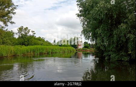 Une vue de la rivière Ant sur l'approche du moulin de drainage Hunsett sur les Norfolk Broads à Stalham, Norfolk, Angleterre, Royaume-Uni. Banque D'Images