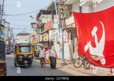 Énorme drapeau de marteau et de faucille représentant le Parti communiste du Kerala CPI(M) accroché dans la rue à fort Kochi (Cochin), Kerala, Inde Banque D'Images