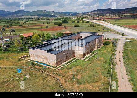 Un caravansérail appartenant à la période Seljuk sur l'autoroute Konya-Beysehir. Kiziloren Caravanserai est situé sur l'ancienne route de la soie. Banque D'Images