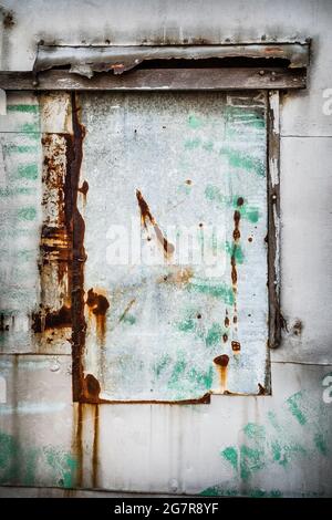 Étude texturale d'une fenêtre avec un fer à tôle rouillé sur une maison 'pang uk', ou stilt House, à Tai O, Lantau Island, Hong Kong Banque D'Images