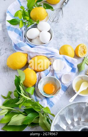 Ingrédients pour faire un gâteau au citron maison traditionnel, des plats frais de cuisson d'été Banque D'Images