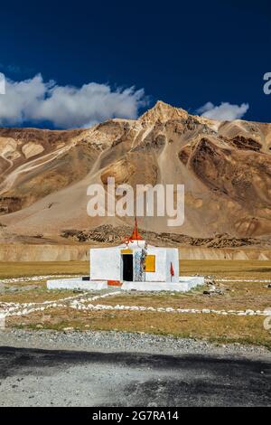 Petit temple hindou à Sarchu sur la route Manali-Leh à Ladakh, Inde Banque D'Images