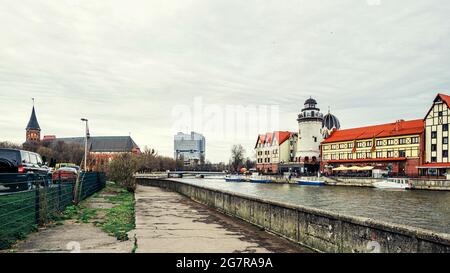 Village de poissons, Maison des Soviets et la Cathédrale sur les rives de la rivière Pregolya Banque D'Images