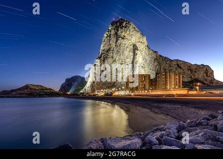 Star Trails au-dessus du Rocher de Gibraltar Banque D'Images