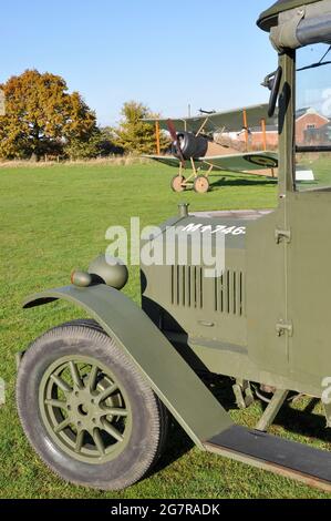 Réplique de l'ancien Royal Flying corps RFC Sopwith Pup biplan et camion, véhicule à l'aérodrome de Stow Maries, première Guerre mondiale, aérodrome de la Grande Guerre Banque D'Images