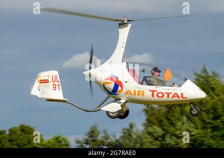 Le RotorSport Calidus MT-03 tandem allemand autogyro à deux places modifié au Royaume-Uni. Piloté par Peter Davies de Gyro Air expose à un spectacle aérien Banque D'Images