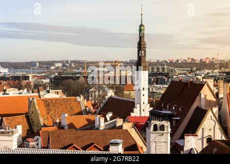 Tallinn, Estonie. La tour de l'Église du Saint-Esprit (Puha Vaimu kirik), depuis la plate-forme d'observation de Kohtuotsa Banque D'Images