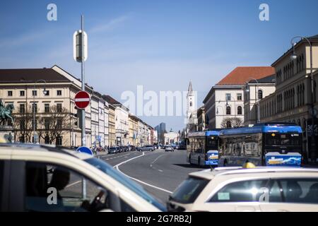 MUNICH, ALLEMAGNE - 12 juin 2021 : une rue à Munich avec deux taxis en premier plan et un bus public en arrière-plan Banque D'Images