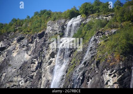 Gros plan sur la cascade de Seven Sisters, l'une des plus hautes de Norvège. La cascade est située le long du fjord Geiranger, en Norvège. Banque D'Images