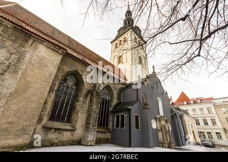 Tallinn, Estonie. Église Saint-Nicolas (Niguliste kirik), une ancienne église qui abrite aujourd'hui le musée Niguliste, qui fait partie du musée d'art d'Estonie Banque D'Images