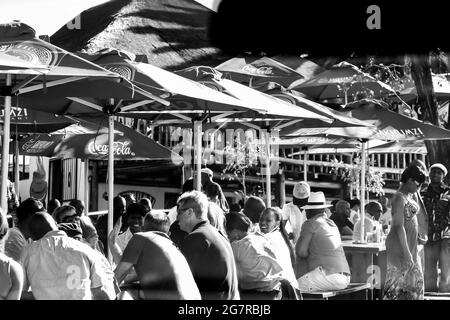 JOHANNESBURG, AFRIQUE DU SUD - 05 janvier 2021 : photo en niveaux de gris d'un restaurant situé à l'extérieur de la maison de Nelson Mandela, dans la rue Vilakazi, Afrique du Sud Banque D'Images