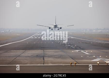 Atterrissage en avion, aéroport de Mumbai, aéroport international Sahar, aéroport international Chhatrapati Shivaji, CSIA, Bombay, Mumbai, Maharashtra, Inde, Asie Banque D'Images