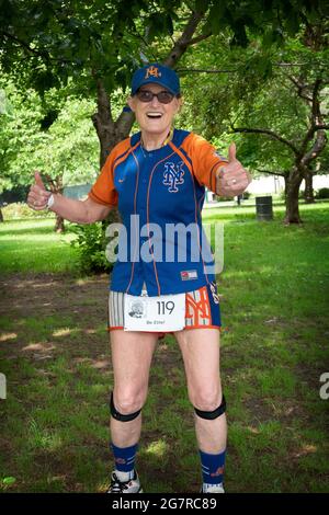 Portrait posé d'une femme quelques semaines à peine timide de son 70e anniversaire après qu'elle a terminé une course de pied de 5 km. À Queens, New York. Banque D'Images