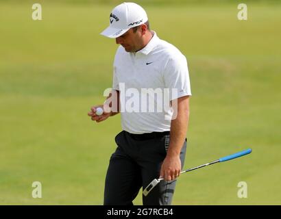 Francesco Molinari, de l'Italie, réagit après le sixième trou au cours de la deuxième journée de l'Open au Royal St George's Golf Club de Sandwich, dans le Kent. Date de la photo : vendredi 16 juillet 2021. Banque D'Images