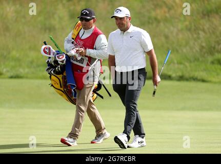 Francesco Molinari, de l'Italie, réagit après le sixième trou au cours de la deuxième journée de l'Open au Royal St George's Golf Club de Sandwich, dans le Kent. Date de la photo : vendredi 16 juillet 2021. Banque D'Images