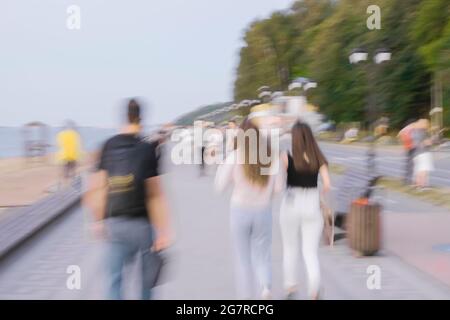 Les gens marchent dans le parc, des loisirs actifs sur le remblai de la ville. Une photo très floue, le concept du mouvement. Photo de haute qualité Banque D'Images