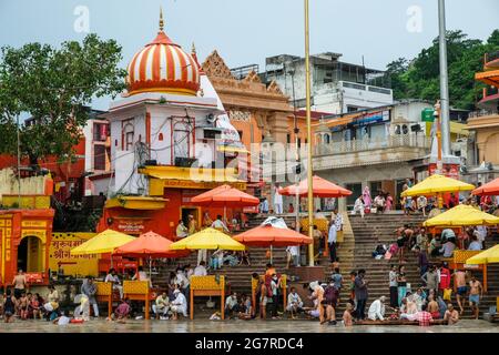 Haridwar, Inde - juillet 2021 : pèlerins se baignant dans le Gange à Haridwar le 14 juillet 2021 à Uttarakhand, Inde. Banque D'Images