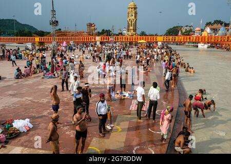 Haridwar, Inde - juillet 2021 : pèlerins se baignant dans le Gange à Haridwar le 14 juillet 2021 à Uttarakhand, Inde. Banque D'Images