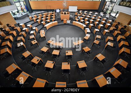 Erfurt, Allemagne. 16 juillet 2021. La salle plénière du Parlement de l'État de Thuringe a été préparée pour la session extraordinaire du 19 juillet. Quelques jours avant la dissolution prévue du Parlement d'État le 19 juillet, l'incertitude demeure quant au maintien de la majorité des deux tiers requise par la constitution. Les groupes parlementaires Rouge-Rouge-Vert doivent décider s'ils souhaitent conserver la motion de dissolution du Parlement de l'État. Credit: Martin Schutt/dpa-Zentralbild/dpa/Alay Live News Banque D'Images