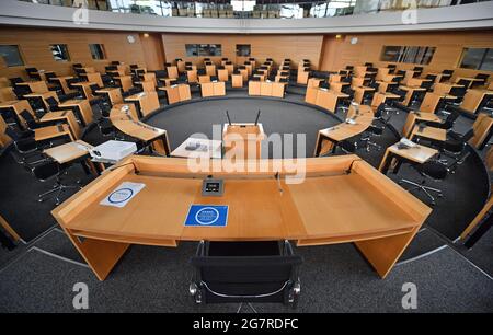 Erfurt, Allemagne. 16 juillet 2021. La salle plénière du Parlement de l'État de Thuringe a été préparée pour la session extraordinaire du 19 juillet. Quelques jours avant la dissolution prévue du Parlement d'État le 19 juillet, l'incertitude demeure quant au maintien de la majorité des deux tiers requise par la constitution. Les groupes parlementaires Rouge-Rouge-Vert doivent décider s'ils souhaitent conserver la motion de dissolution du Parlement de l'État. Credit: Martin Schutt/dpa-Zentralbild/dpa/Alay Live News Banque D'Images