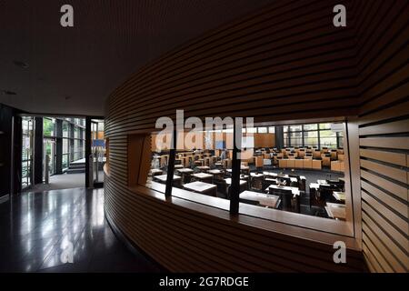 Erfurt, Allemagne. 16 juillet 2021. La salle plénière du Parlement de l'État de Thuringe a été préparée pour la session extraordinaire du 19 juillet. Quelques jours avant la dissolution prévue du Parlement d'État le 19 juillet, l'incertitude demeure quant au maintien de la majorité des deux tiers requise par la constitution. Les groupes parlementaires Rouge-Rouge-Vert doivent décider s'ils souhaitent conserver la motion de dissolution du Parlement de l'État. Credit: Martin Schutt/dpa-Zentralbild/dpa/Alay Live News Banque D'Images