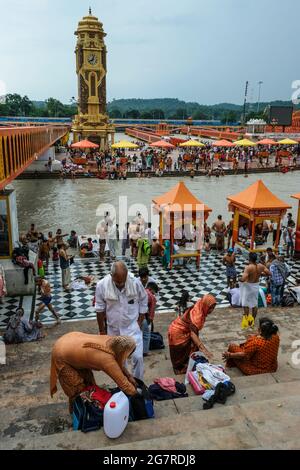 Haridwar, Inde - juillet 2021 : pèlerins se baignant dans le Gange à Haridwar le 14 juillet 2021 à Uttarakhand, Inde. Banque D'Images