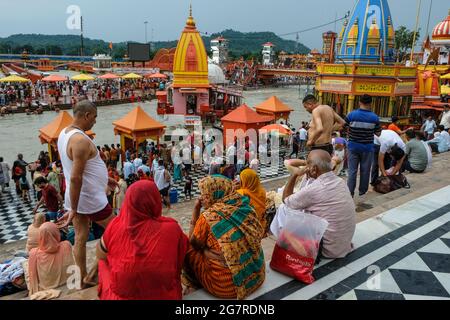 Haridwar, Inde - juillet 2021 : pèlerins se baignant dans le Gange à Haridwar le 14 juillet 2021 à Uttarakhand, Inde. Banque D'Images