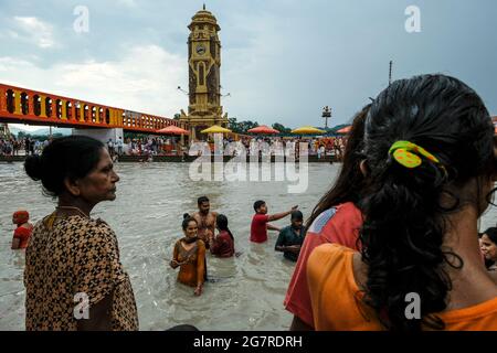 Haridwar, Inde - juillet 2021 : pèlerins se baignant dans le Gange à Haridwar le 14 juillet 2021 à Uttarakhand, Inde. Banque D'Images