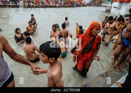 Haridwar, Inde - juillet 2021 : pèlerins se baignant dans le Gange à Haridwar le 14 juillet 2021 à Uttarakhand, Inde. Banque D'Images