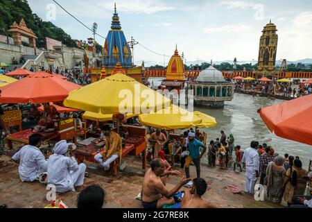 Haridwar, Inde - juillet 2021 : pèlerins se baignant dans le Gange à Haridwar le 14 juillet 2021 à Uttarakhand, Inde. Banque D'Images