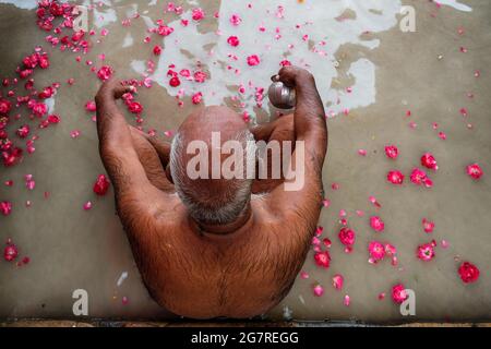 Haridwar, Inde - juillet 2021 : homme se baignant dans le Gange River à Haridwar le 14 juillet 2021 à Uttarakhand, Inde. Banque D'Images