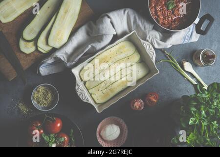 Plats diète à faible teneur en glucides, préparation de la cuisine de la caserole avec des tranches de courgettes et de la sauce à la viande de tomates. Vue de dessus. Lasagne bolognèse Banque D'Images