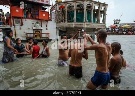 Haridwar, Inde - juillet 2021 : pèlerins se baignant dans le Gange à Haridwar le 14 juillet 2021 à Uttarakhand, Inde. Banque D'Images