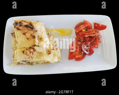 Vue détaillée de plat végétarien, lasagnes de légumes, avec brocoli, carottes, courgette, épinards, champignons et tomates... Banque D'Images