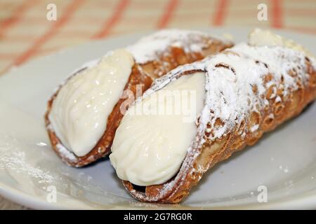 Typiquement sicilien (Italie) sucré appelé cannoli ou 'cannolo siciliano', Noto, Sicile Banque D'Images