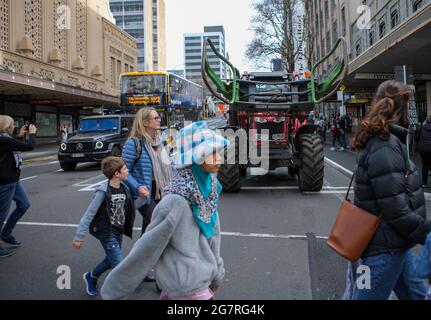 Auckland, Nouvelle-Zélande. 16 juillet 2021. Les tracteurs et les agriculteurs participent au Howl d'un événement de protestation à Auckland, en Nouvelle-Zélande, le 16 juillet 2021. Des tracteurs et des agriculteurs sont descendus dans les rues du centre-ville d'Auckland alors qu'ils ont pris part vendredi à une manifestation dans tout le pays. Le Howl d'un événement de protestation a été témoin de milliers de véhicules agricoles, y compris des camions, des tracteurs, des utes et même des chiens, qui ont rué à travers les villes dans le cadre de la protestation contre ce que les agriculteurs ont dit, c'est l'ingérence croissante du gouvernement, des règlements inutilisables et des coûts injustifiés. Credit: Zhao Gang/Xinhua/Alay Live News Banque D'Images