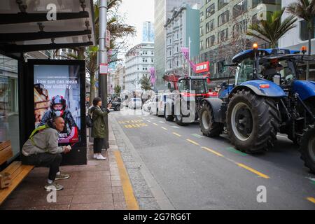 Auckland, Nouvelle-Zélande. 16 juillet 2021. Les tracteurs et les agriculteurs participent au Howl d'un événement de protestation à Auckland, en Nouvelle-Zélande, le 16 juillet 2021. Des tracteurs et des agriculteurs sont descendus dans les rues du centre-ville d'Auckland alors qu'ils ont pris part vendredi à une manifestation dans tout le pays. Le Howl d'un événement de protestation a été témoin de milliers de véhicules agricoles, y compris des camions, des tracteurs, des utes et même des chiens, qui ont rué à travers les villes dans le cadre de la protestation contre ce que les agriculteurs ont dit, c'est l'ingérence croissante du gouvernement, des règlements inutilisables et des coûts injustifiés. Credit: Zhao Gang/Xinhua/Alay Live News Banque D'Images