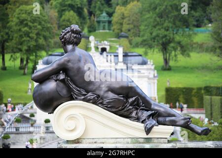 Belle Sculpture dans le parc du château de Linderhof en Bavière Banque D'Images