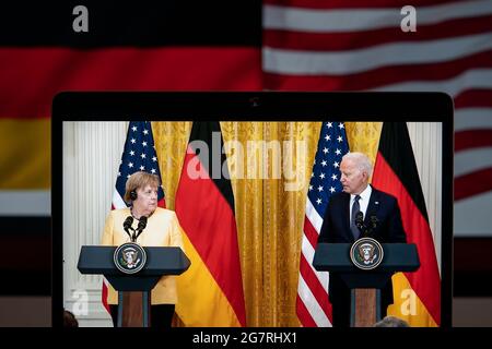 (210716) --WASHINGTON, D.C., le 16 juillet 2021 (Xinhua) -- photo prise à Arlington, Virginie, États-Unis, le 15 juillet 2021 montre un écran montrant le président américain Joe Biden (R) et la chancelière allemande Angela Merkel participant à une conférence de presse conjointe à la Maison Blanche à Washington, DC. Le président américain Joe Biden a exprimé jeudi ses inquiétudes à la chancelière allemande Angela Merkel au sujet du projet de gazoduc Nord Stream 2, avertissant la Russie de ne pas arsenaliser l'énergie. Le gazoduc de 1,230 km, qui devrait être achevé le mois prochain, amènerait le gaz naturel de la Russie à l'Allemagne thr Banque D'Images