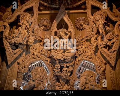 Sanctuaire de vérité, sculpture sur toit, Pattaya, Thaïlande, temple hindou (Prasat Sut Ja-Tum), Asie du Sud-est Banque D'Images