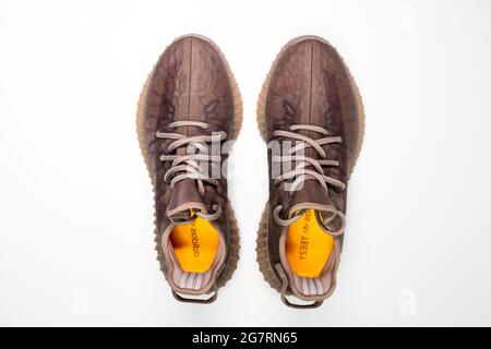 VARSOVIE, POLOGNE - 06 juillet 2021 : un gros plan de Adidas Yeezy boost 350 V2 Mono Mist. Sneakers de la célèbre collection limitée. Chaussures de course à pied Adidas isolées sur Banque D'Images